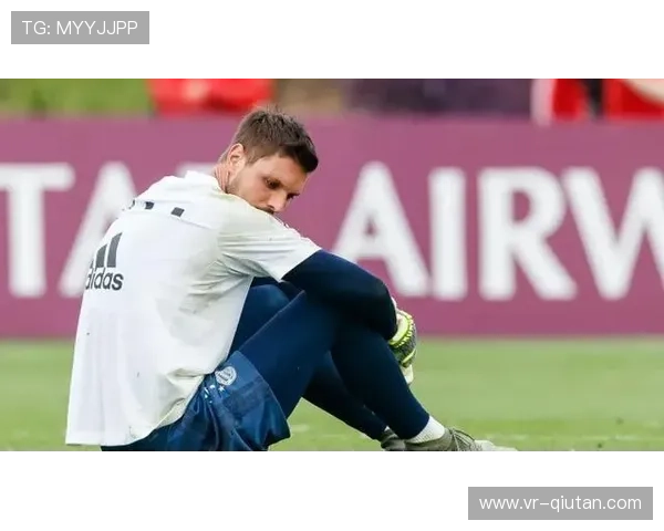 乌尔赖希失误后低头离场，诺伊尔场边表情凝重